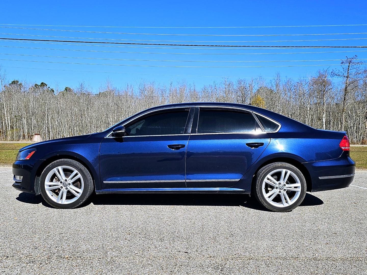 2012 Navy Blue Volkswagen Passat 2.0L TDI SE AT (1VWCN7A37CC) with an 2.0L L4 DIESEL engine, 6-Speed Automatic transmission, located at 18001 Kellogg Rd, Saucier, MS, 39574, (228) 832-1441, 39.421459, -76.641457 - Photo#5